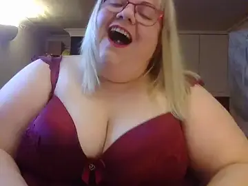 Stripchat Sex Cam of Kinkyhousewife83