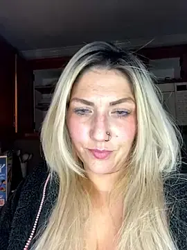 Stripchat Live Sex Cam of LittleMissEeve