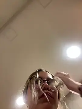 Stripchat Sex Cam of honey_luminair