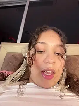 Stripchat Live Sex Cam of Shara_dreams