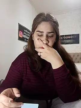 Stripchat Live Sex Cam of nahiarabiel33