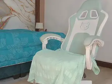 Stripchat Free Porn Cam of ahvi_ebony