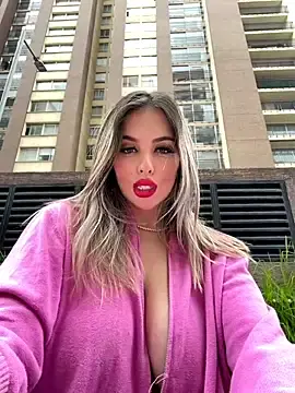 Stripchat Sex Cam of Alirawrz