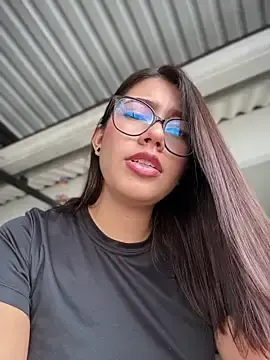 Stripchat Live Sex Cam of sara_calderon