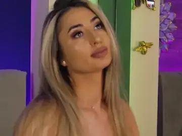 Stripchat Free Porn Cam of LoraDevine