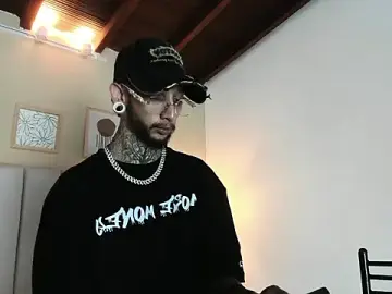 Stripchat Live Sex Cam of axel_valtier