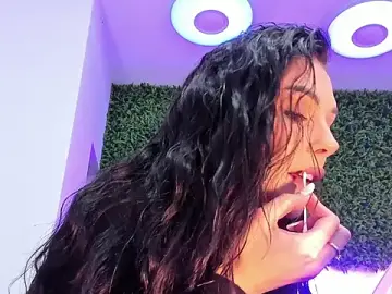 Stripchat Sex Cam of realhotfallingdevil