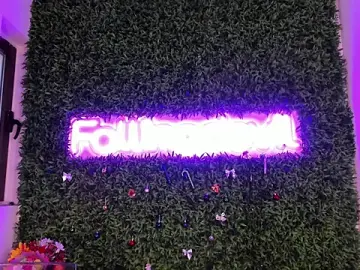 Stripchat Free Porn Cam of realhotfallingdevil