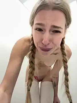 Stripchat Live Porn of kira_mia