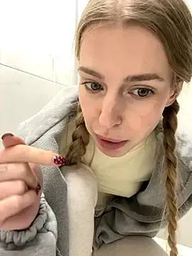 Stripchat Free Porn Cam of kira_mia