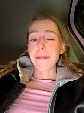 Stripchat Free Porn Cam of kira_mia