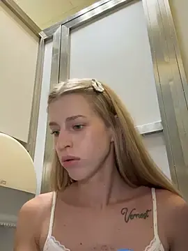 Stripchat Sex Cam of kira_mia