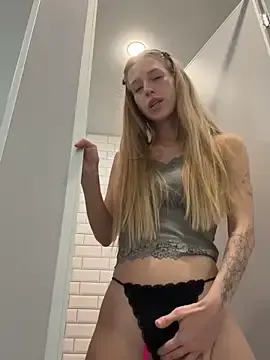 Stripchat Live Porn of kira_mia