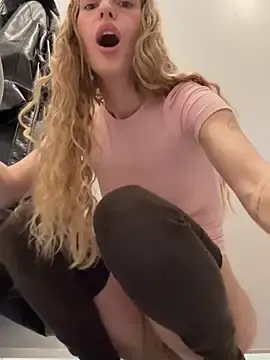 Stripchat Watch Live Sex Cams of kira_mia