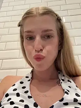 Stripchat Live Porn of kira_mia