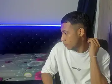 Stripchat Live Sex Cam of isaac_master77