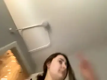 Stripchat Sex Cam of Snowbunnycake_131