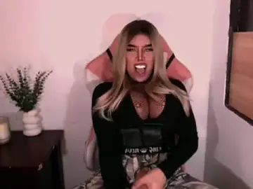 Stripchat Sex Cam of CyraHasABigCock