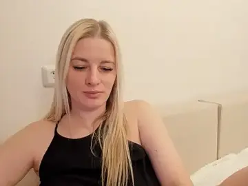 Stripchat Nude Webcam of THE_GOLDEN_WOMAN