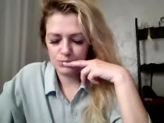 Xlovecam Watch Live Sex Cams of GladisBelle