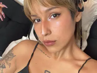 Xlovecam Sex Cam of KiaraHernandezX