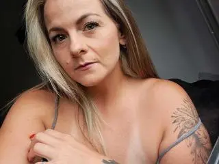 Xlovecam Sex Cam of PerlaGoloza